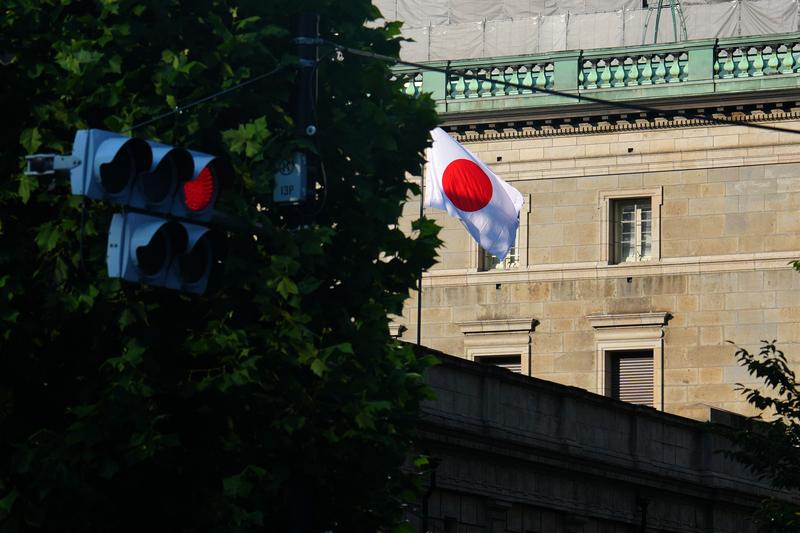 连续第五次！美联储降息后日本央行按兵不动，日股从历史高位跳水